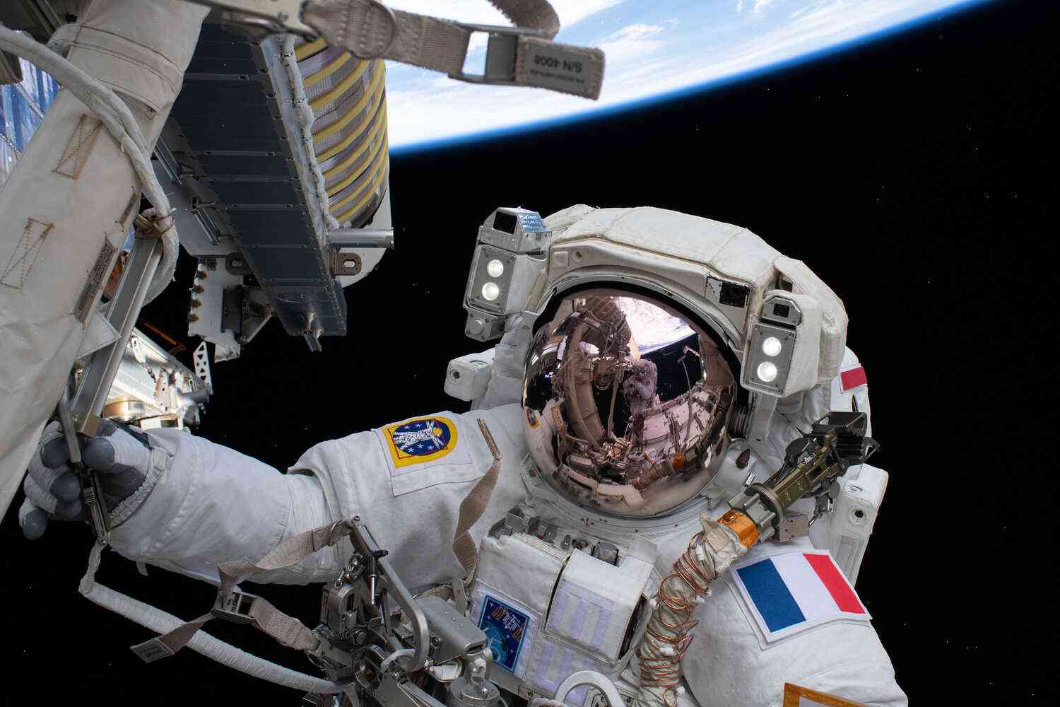 Johnson Space Center 'prepared to delay space walk by astronauts over risk'